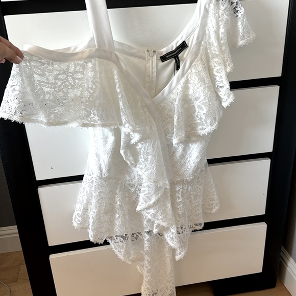 BCBG medium top, white lace, off the shoulder on one side made in Vietnam - Picture 2 of 5